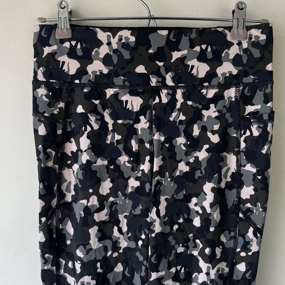 Sweaty Betty Zero Gravity Workout Legging in Green Elephant Camo Print - Picture 8 of 12